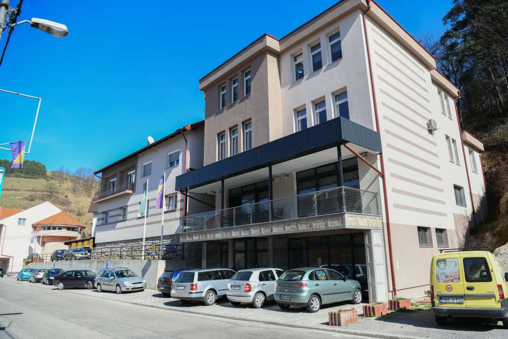 Medžlis IZ Bužim poklonio građanima biblioteku s trenutnih oko 15.000 naslova