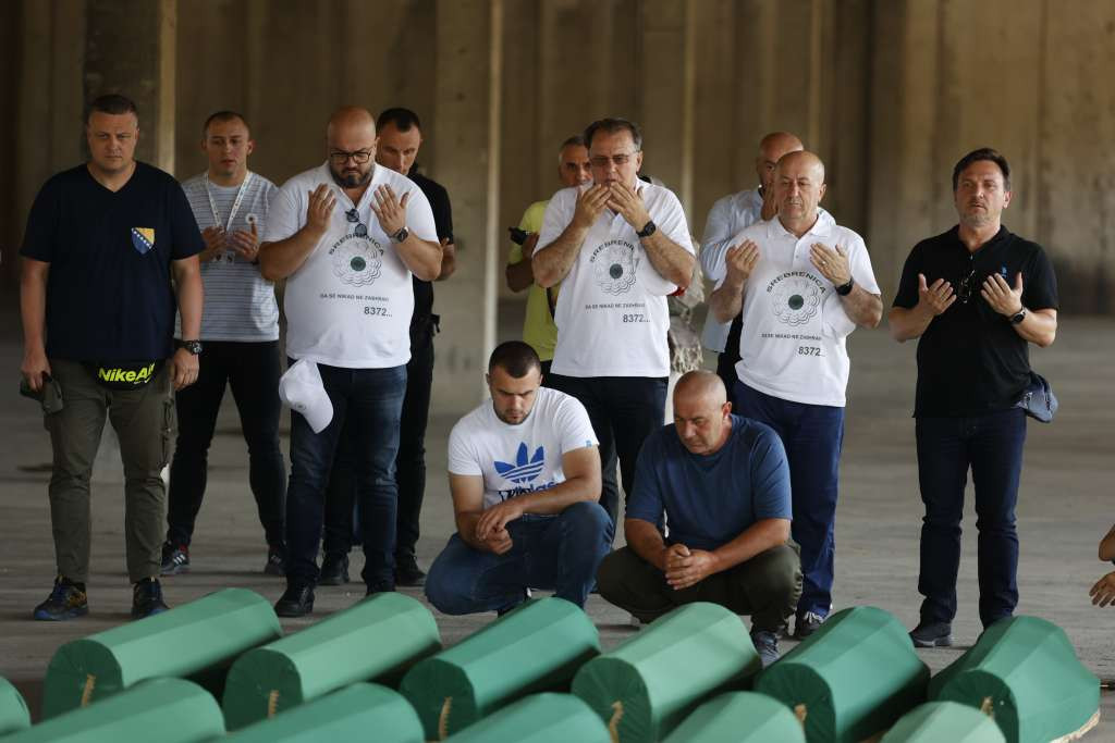 Premijer Nikšić s delegacijom Vlade FBiH posjetio Memorijalni centar Srebrenica