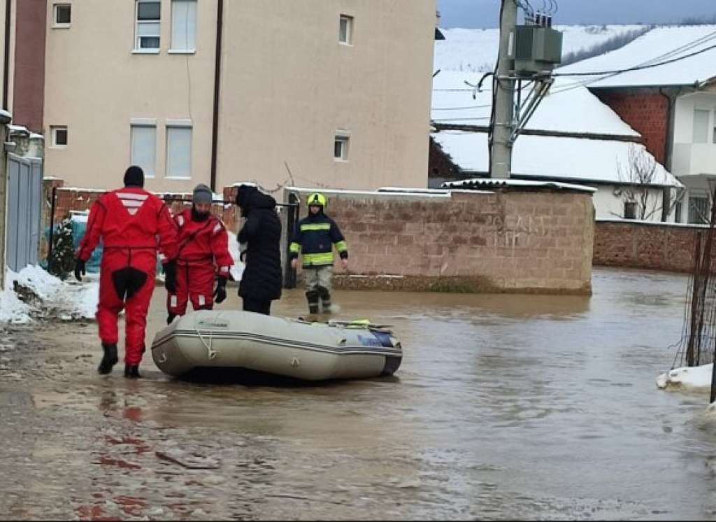 Ibar se izlila na sjeveru Kosova: Evakuirane porodice u Sjevernoj Mitrovici, zatvoren most u Lešku
