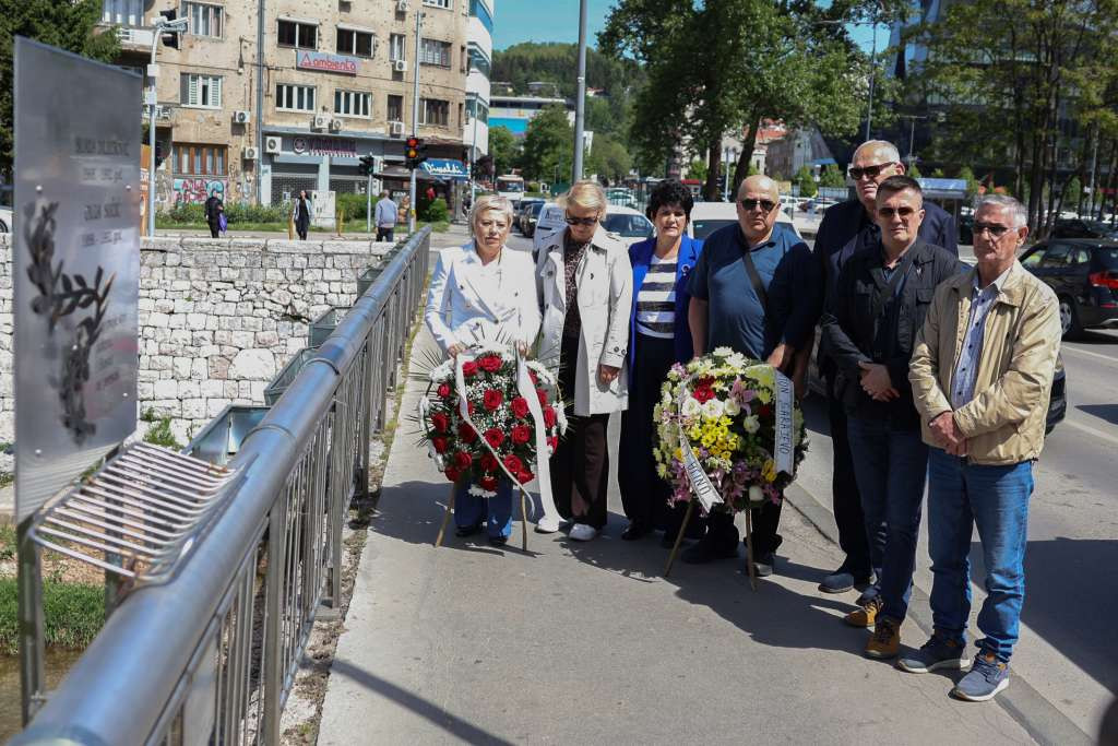 Položeno cvijeće na mjestu ubistva prvih civilnih žrtava Sarajeva Suade i Olge