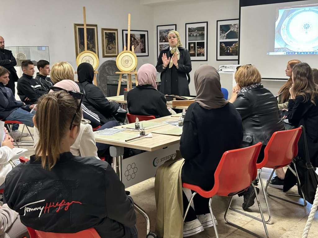 U okviru izložbe 'Pod nebom vedre vjere' održana radionica islamske kaligrafije