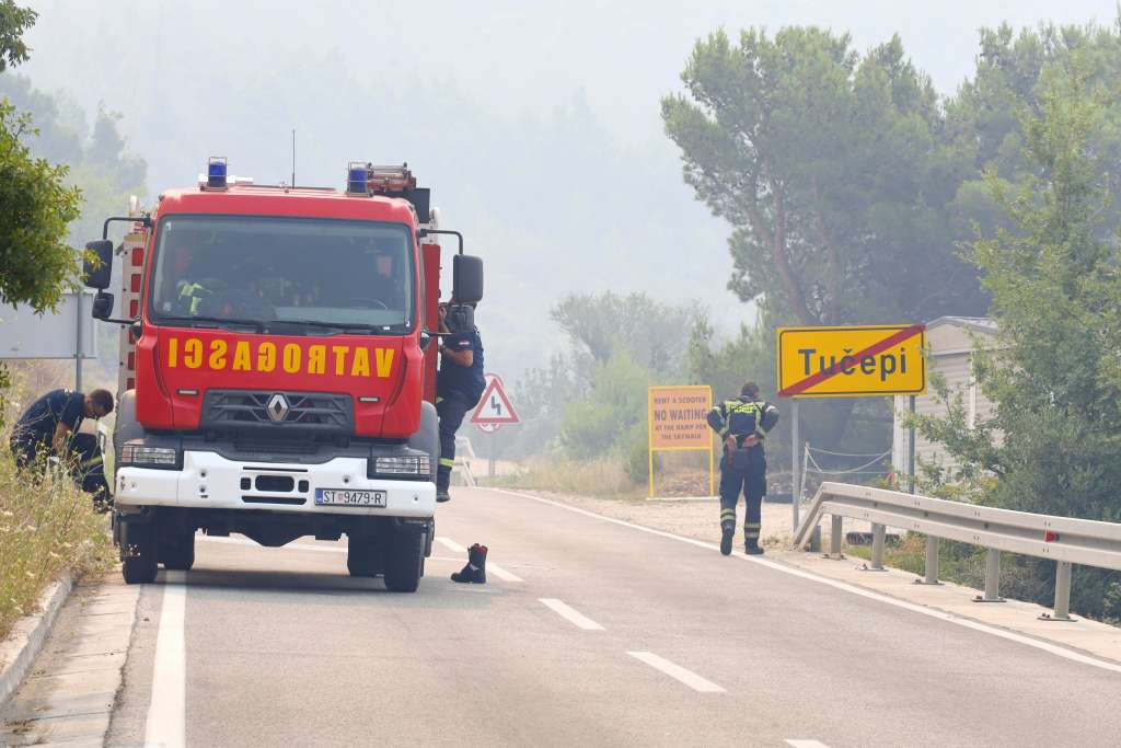 Požar na području Omiša, vatra se širi u smjeru kuća