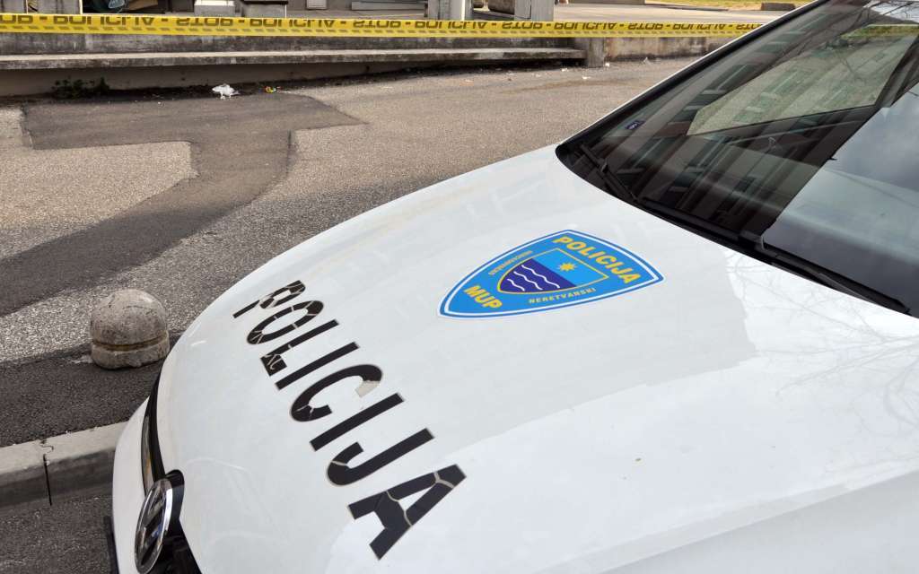 Sjekirom napao policajce u Mostaru