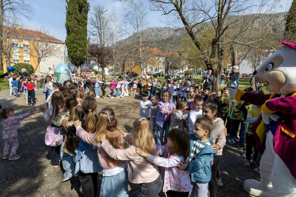 U Gradskom parku u Ljubuškom postavljena dvometarska uskrsna pisanica