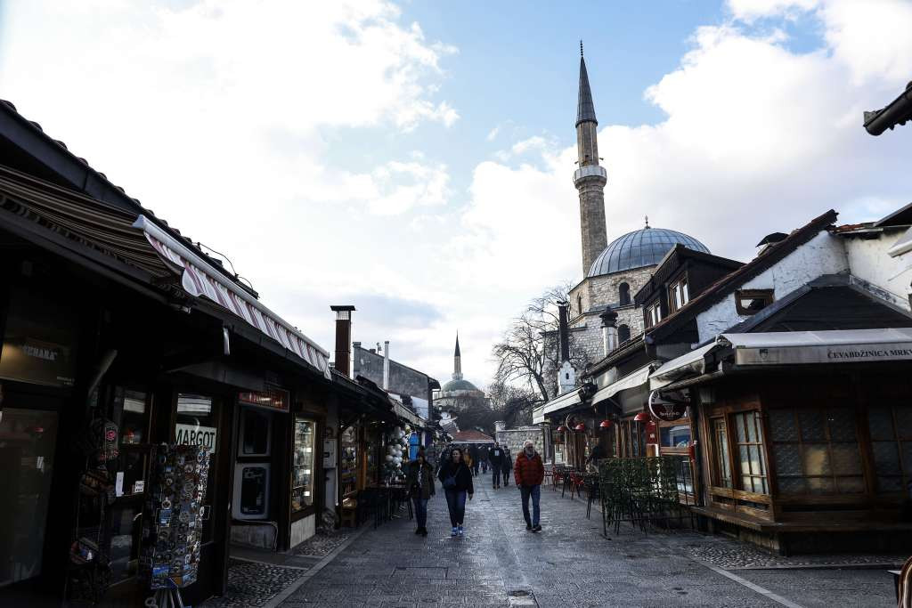 Narednih dana sunčano uz umjerenu oblačnost, ponegdje slab snijeg
