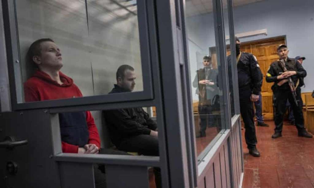 Dvojica ruskih vojnika osuđeni na jedanaest i pol godina zatvora za ratne zločine u Ukrajini