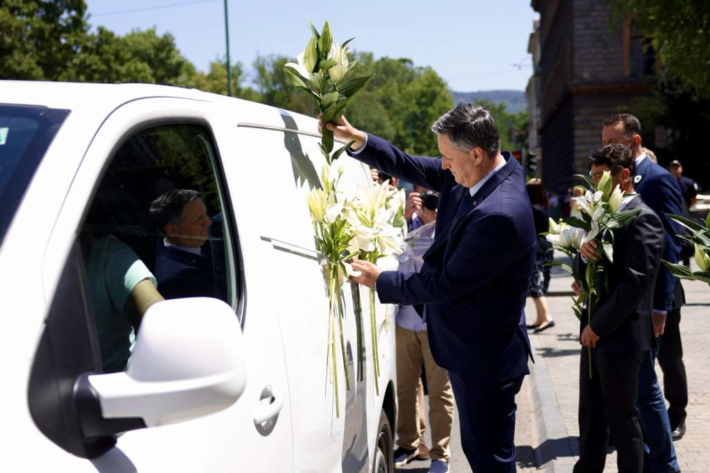Kolona s tabutima ispraćena iz Sarajeva: Posmrtni ostaci 11 žrtava spremni za ukop na kolektivnoj dženazi u Tihovićima