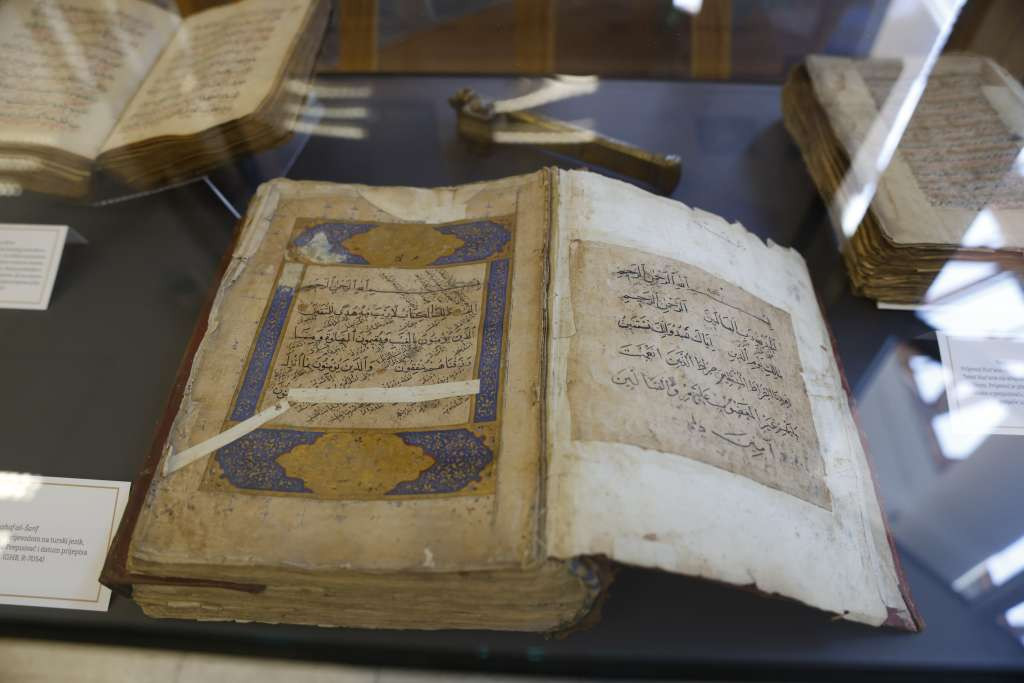 U čast mjesecu ramazanu izloženi rijetki prevodi Kur'ana u Gazi Husrev-begovoj biblioteci