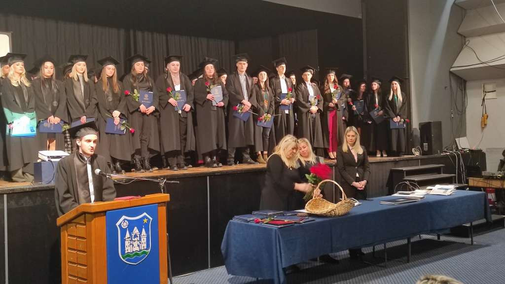Pedagoški fakultet Bihać promovirao 62 diplomanta i pet magistranata