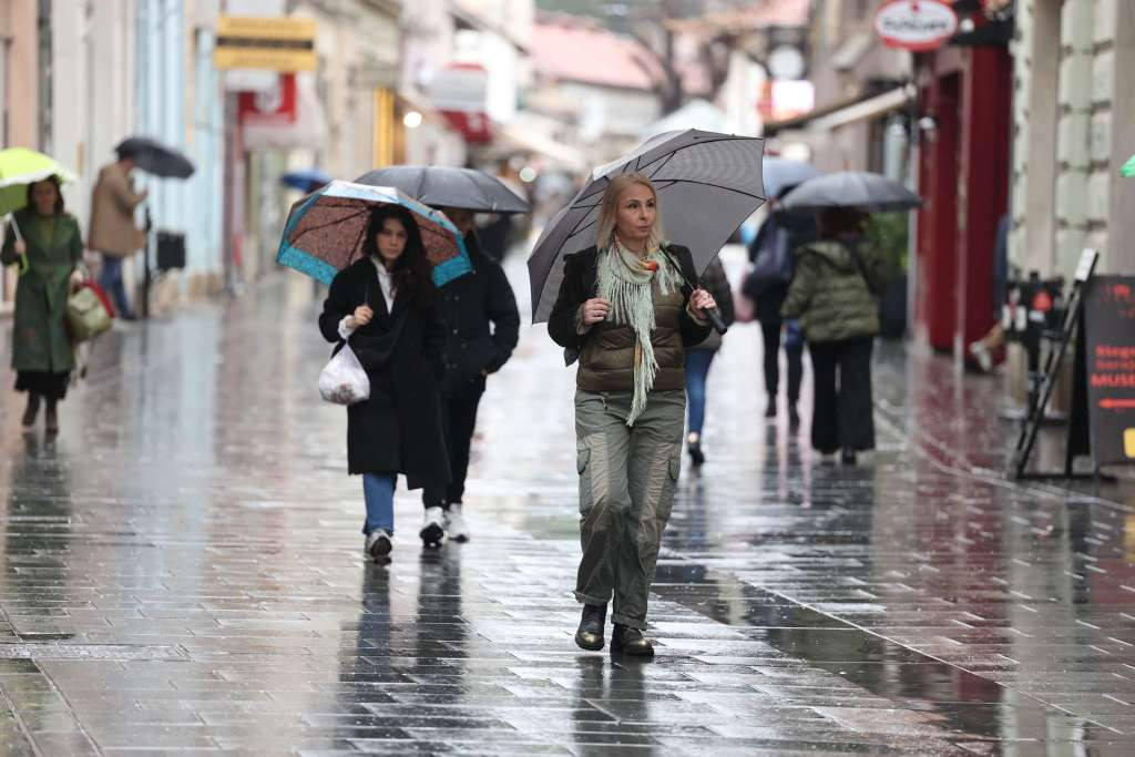 U BiH danas pretežno oblačno vrijeme s kišom, pljuskovima i grmljavinom