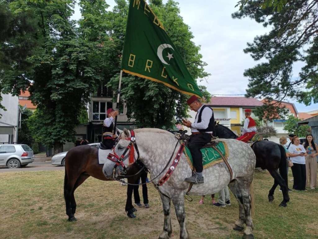 Brčko - Ispraćeni konjanici put Ajvatovice