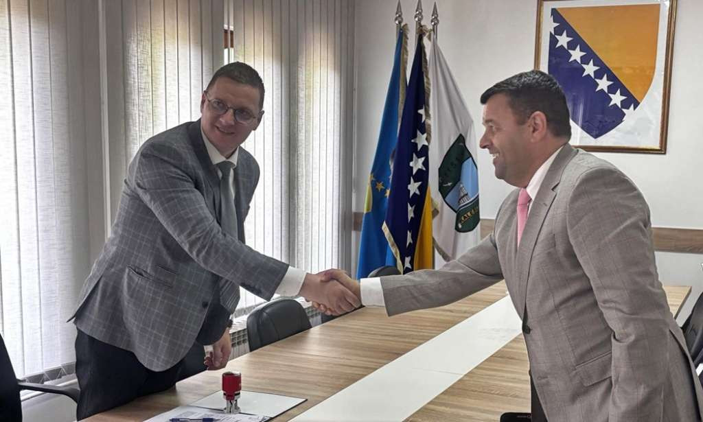 Hurtić posjetio Kalesiju, potpisan ugovor o nastavku gradnje puta prema povratničkom naselju