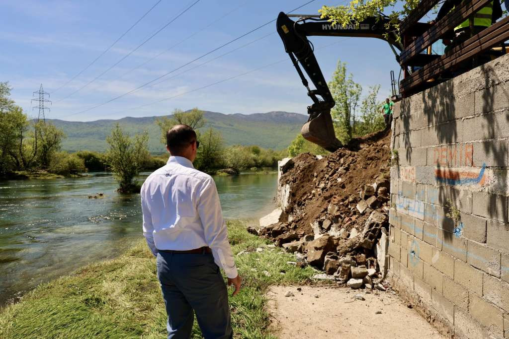 Bihać: Nastavljeno uklanjanje nelegalno betoniranih obala Une