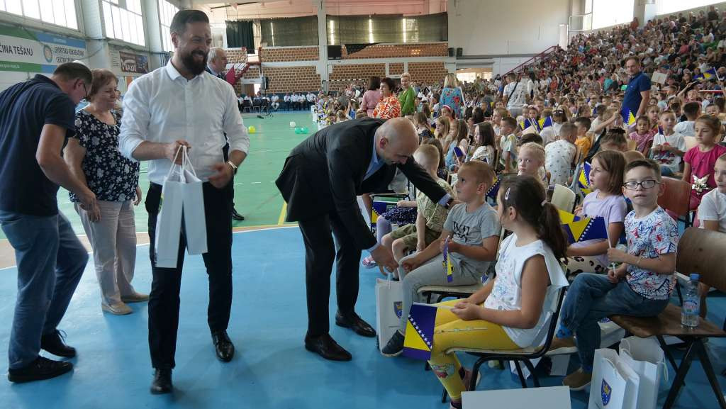 Prvačićima u Tešnju uručeni besplatni udžbenici i školski pribor