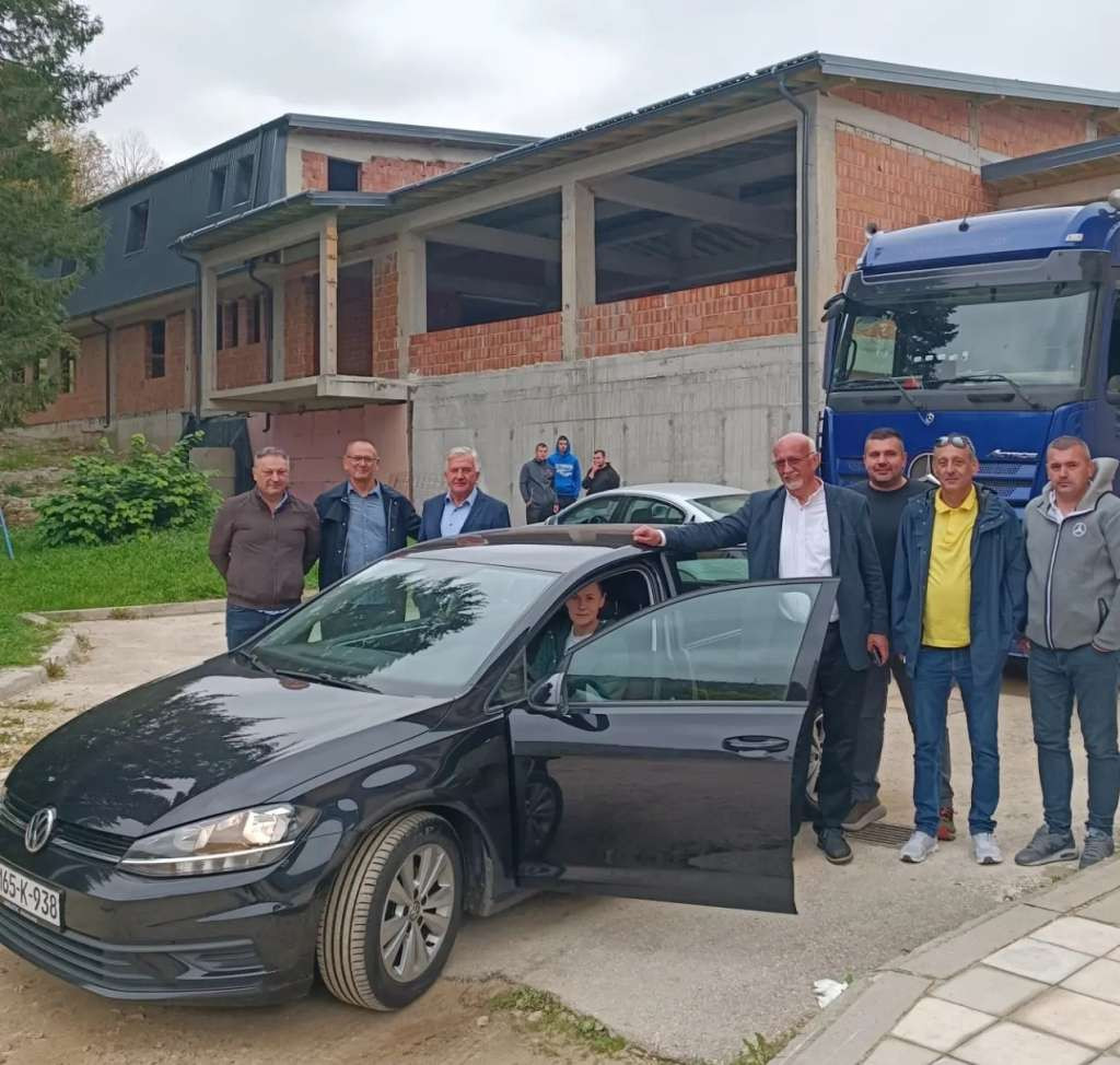 Ženi koja je spašavala ljude u poplavama kupili novi automobil