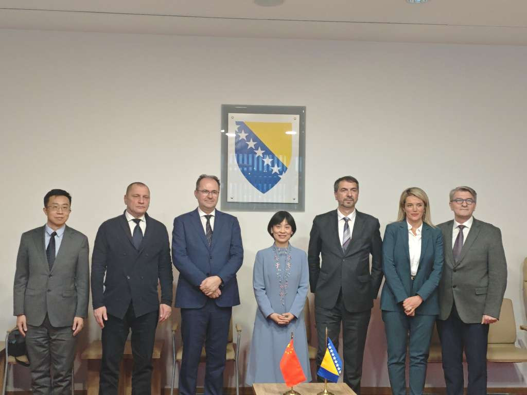 Ambasadorica Li Fan održala zajednički sastanak s članovima Parlamentarne grupe za Aziju