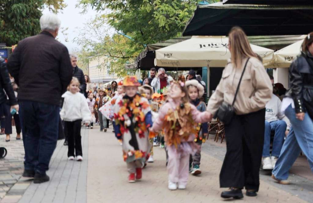 U Bihaću jesenji defile mališana razvedrio gradske ulice