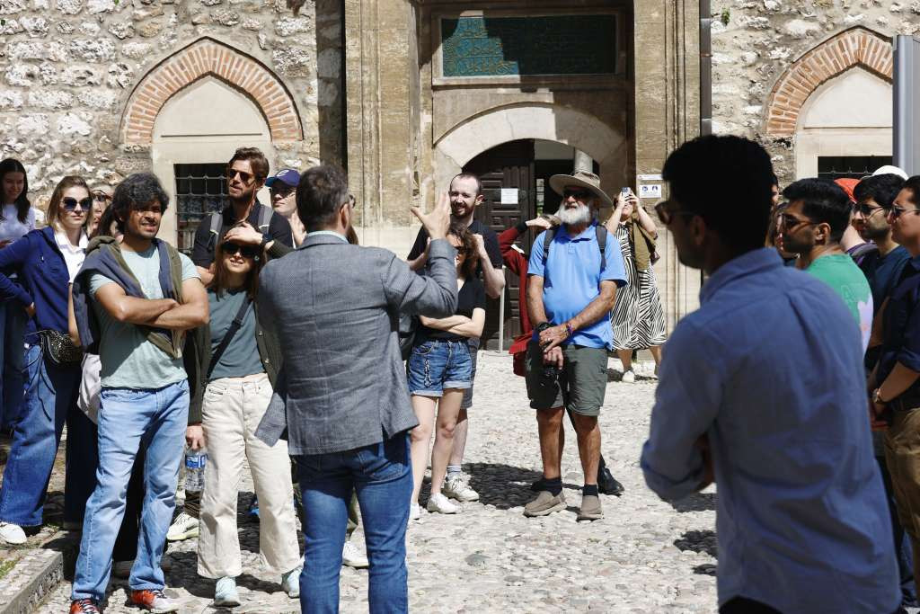 Turisti uživaju u šetnji i obilasku impresivnih atrakcija Sarajeva