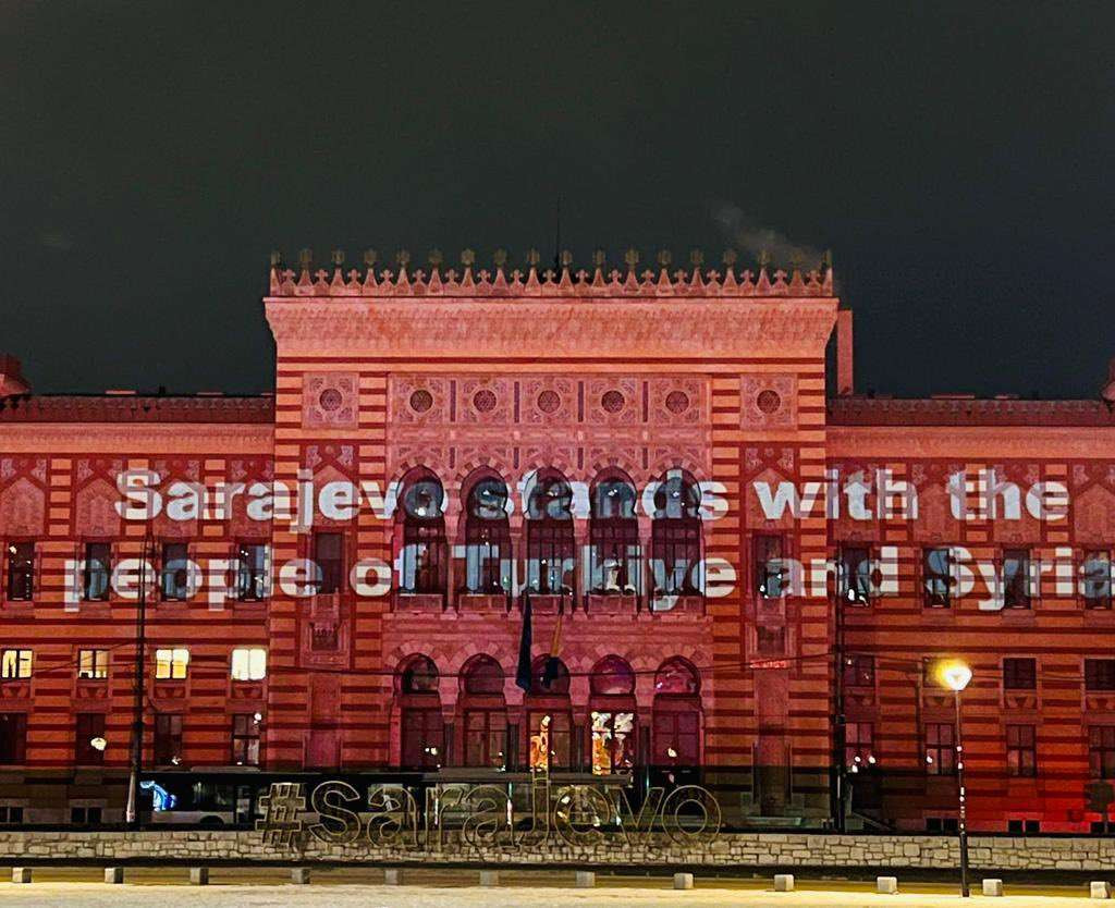 Vijećnica osvijetljena u znak solidarnosti sa narodima Turske i Sirije