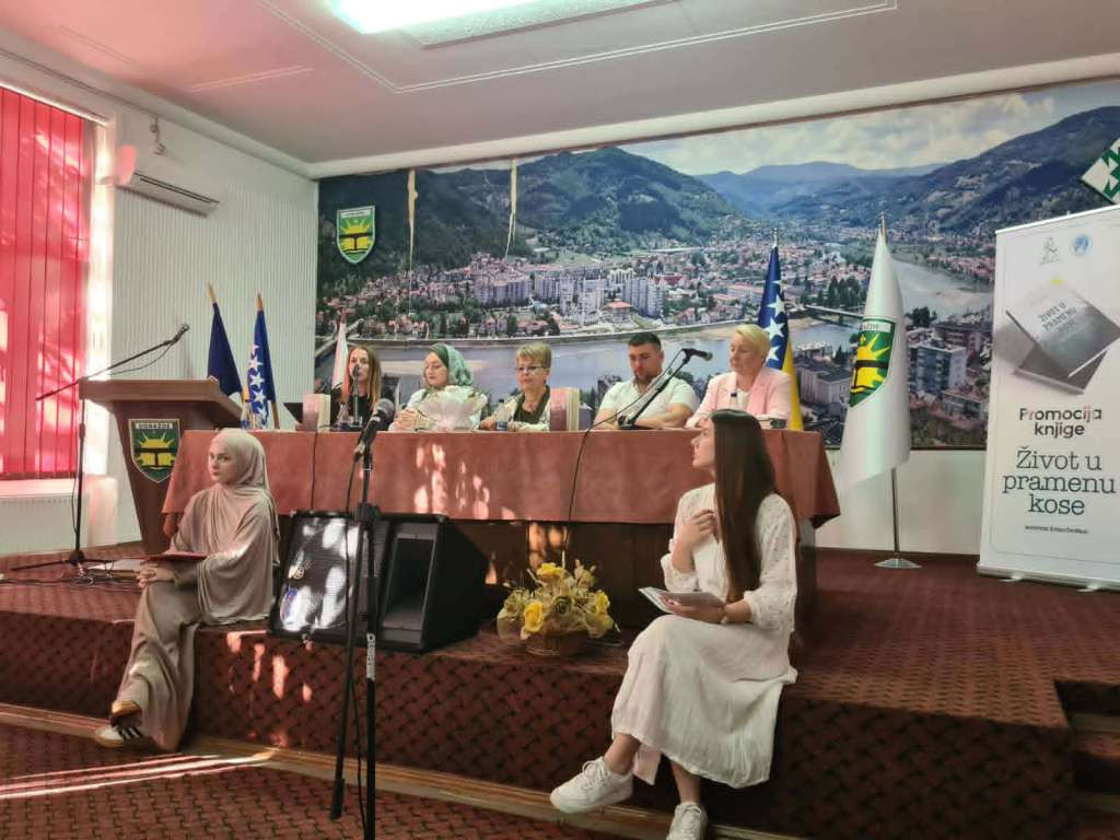 U Goraždu promovisana knjiga 'Život u pramenu kose', istinita priča Fočanke Zehre Murguz