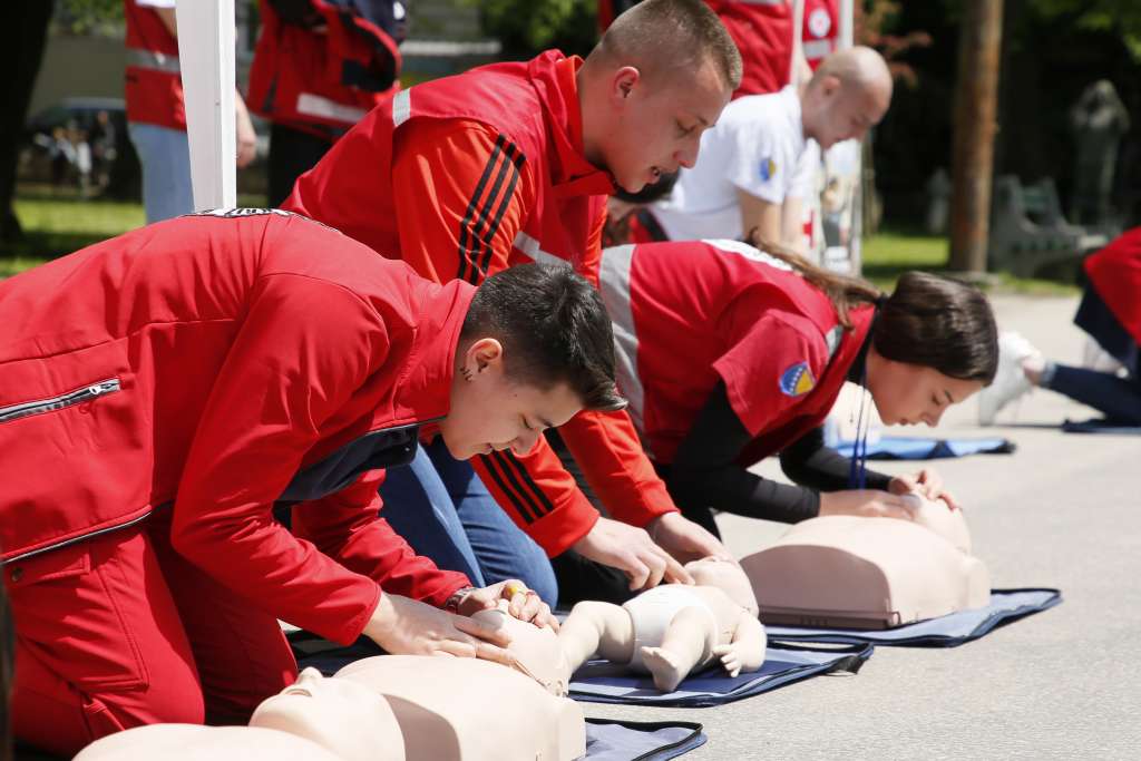 Polaganjem cvijeća i edukacijom obilježen Svjetski dan Crvenog križa