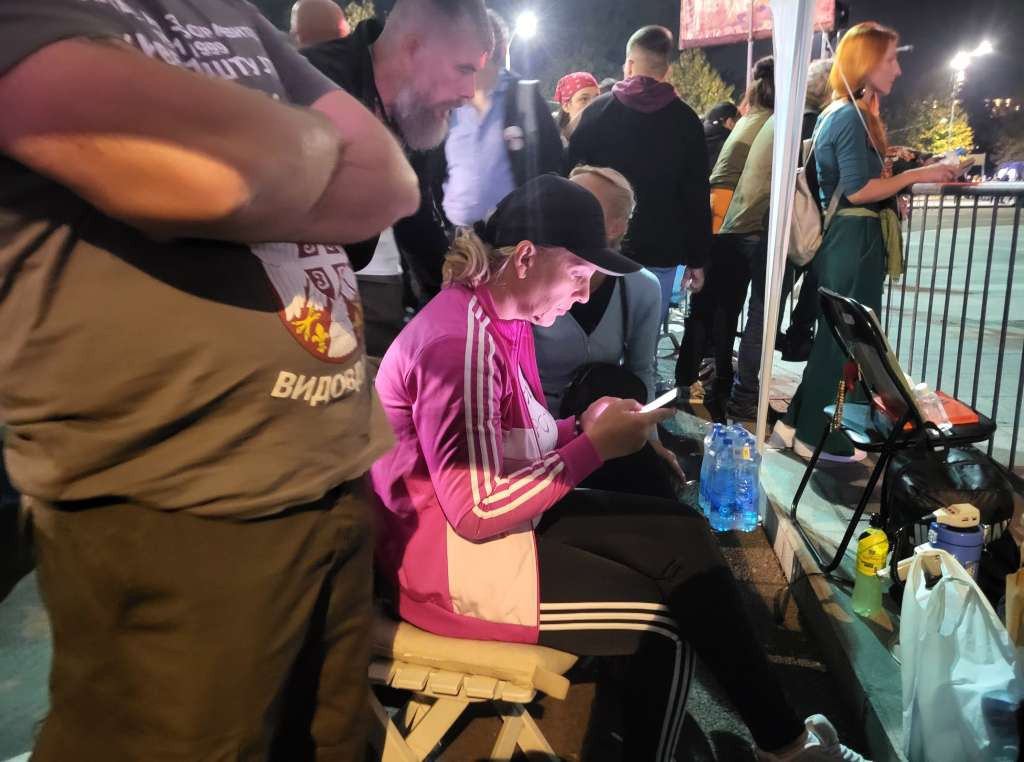 Majka poginulog Stefana Hrke osmi dan u štrajku glađu ispred Skupštine Srbije