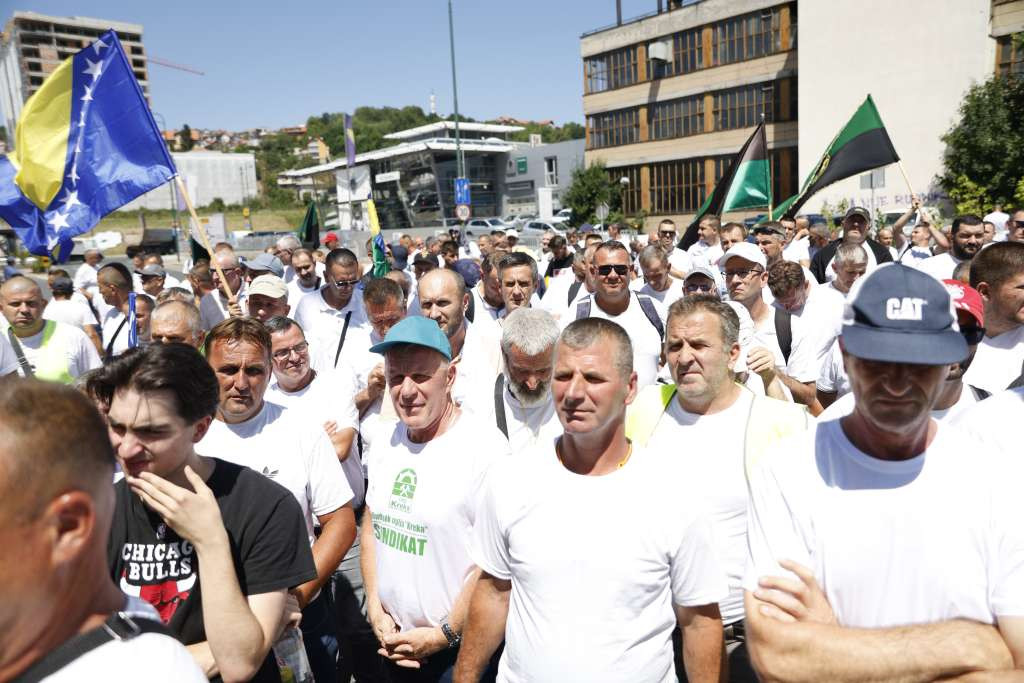 Zeničkim rudarima počela isplata plaće za maj, još traje obustava rada