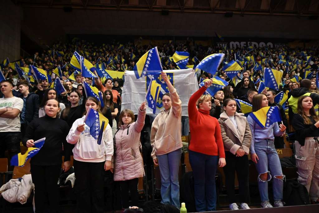 Manifestacijom 'Mojoj domovini' više hiljada učenika iz Tuzle čestitalo Dan državnosti BiH