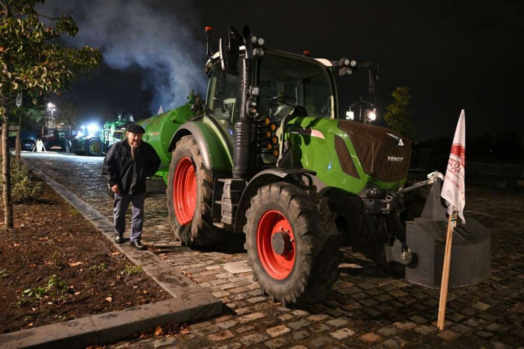 Ljutiti farmeri blokiraju pristup luci Bordeaux kako bi izvršili pritisak na francusku vladu