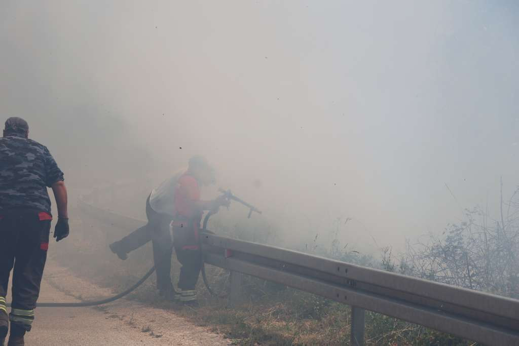 Požar kod Konjica lokaliziran, vatrogasci i dalje na terenu