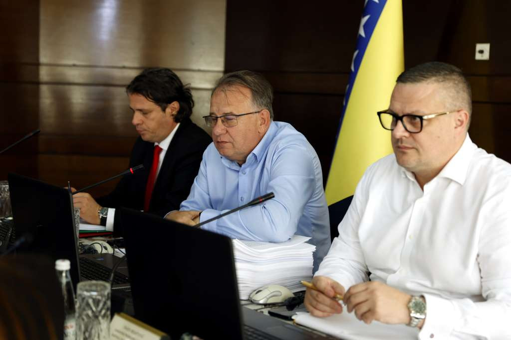 Vlada FBiH upoznala se s informacijom o stanju i poduzetim aktivnostima na područjima pogođenim poplavama i klizištima
