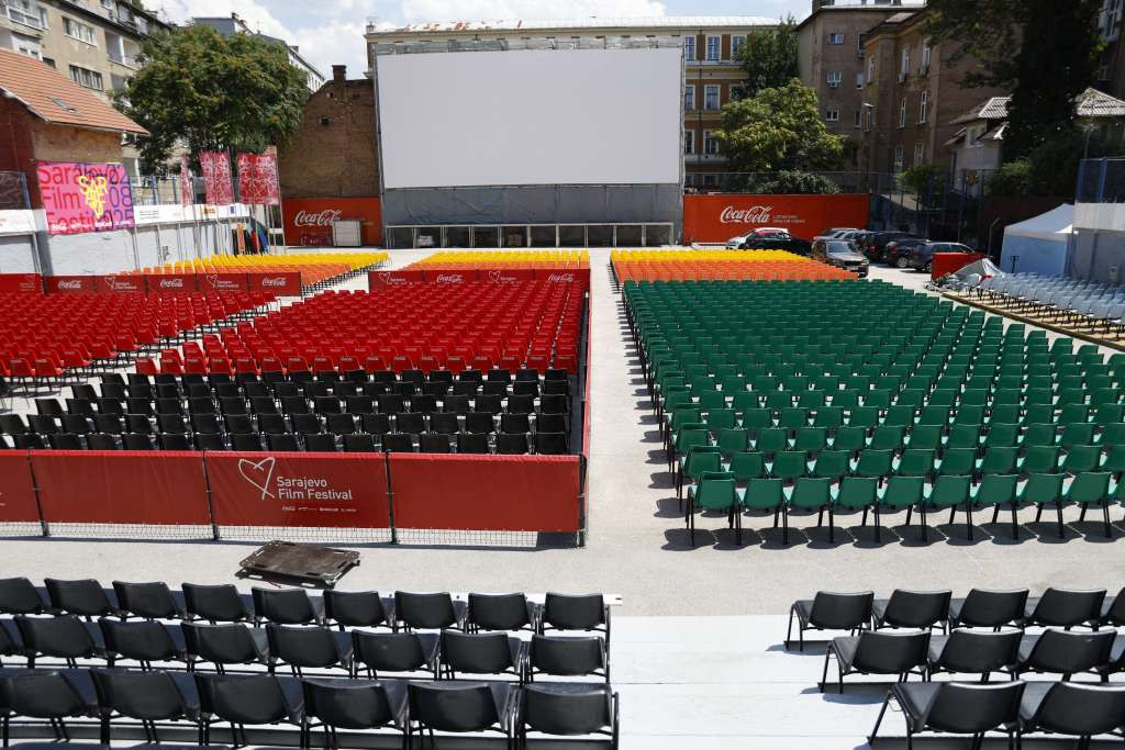 Pripreme za 31. SFF ispred Narodnog pozorišta, na Metalcu podignuto filmsko platno