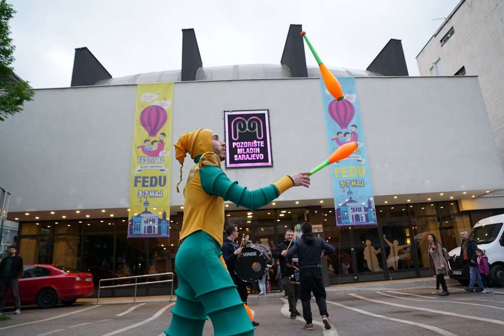 Festival 'FEDU' otvoren defileom cirkuske trupe 'Master&Margarita' i predstavom 'Zlatokosa'