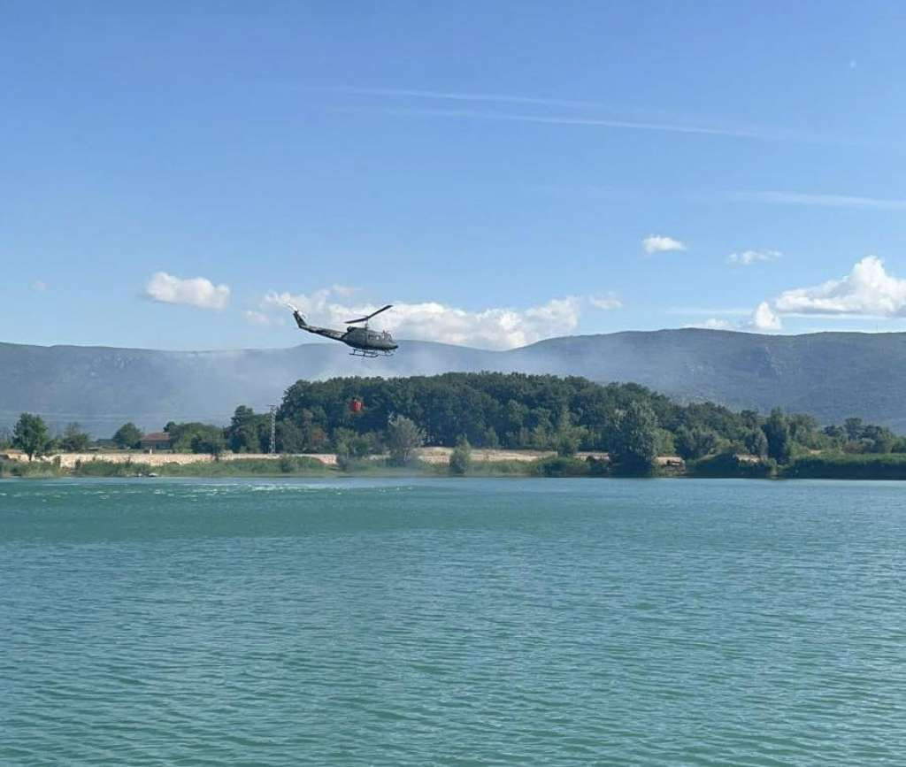 Požar kod Gruda i dalje aktivan, u gašenju pomaže helikopter OS BiH