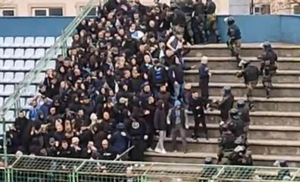 MUP ZHK o događajima na Pecari: Sukob navijača i policije, jedna osoba uhapšena