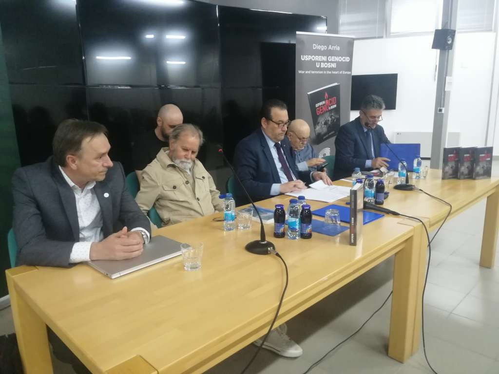 U Potočarima promovisana knjiga "Usporeni genocid u Bosni" autora Diega Arrie