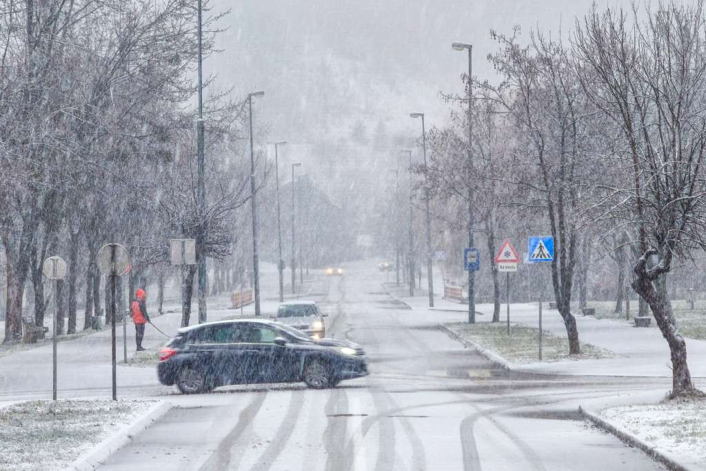 KJKP „Rad“: Intenzivne aktivnosti na čišćenju snijega, 33 vozila na terenu