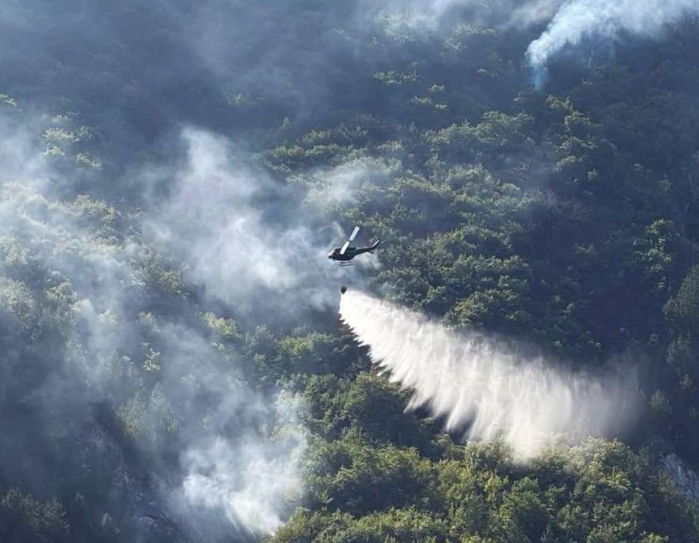 Angažovan i drugi helikoptor OSBiH u gašenju požara na području Konjica