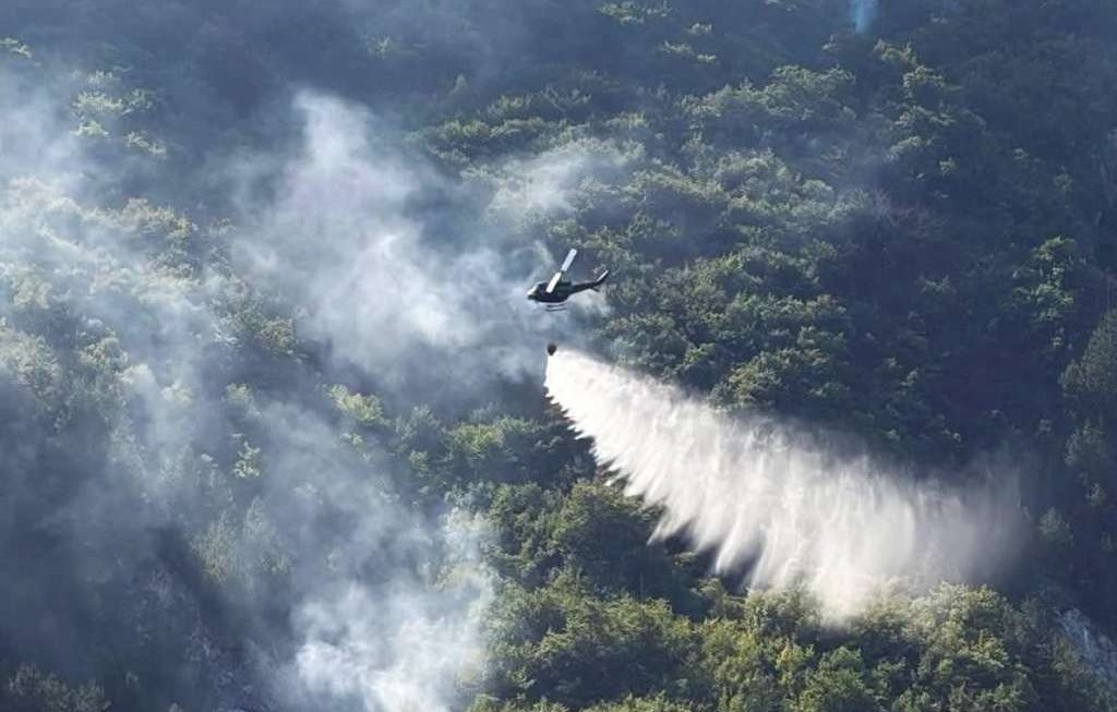 Helikopter Oružanih snaga BiH gasi požar kod Bosanskog Grahova