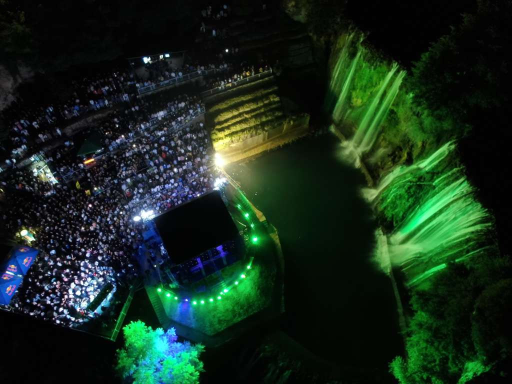 Koncertom Željka Joksimovića ispod Plivskog vodopada završen Desant Festival u Jajcu