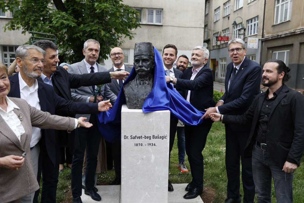 U centru Sarajeva postavljena bista Safvet-bega Bašagića - književnog, kulturnog i društvenog barda