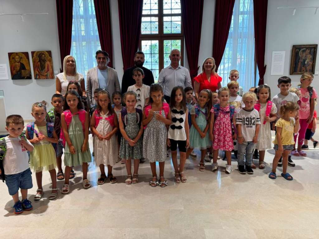 Uoči početka škole: Djeci iz Mostara i okolnih gradova uručeno 50 ruksaka sa školskim priborom