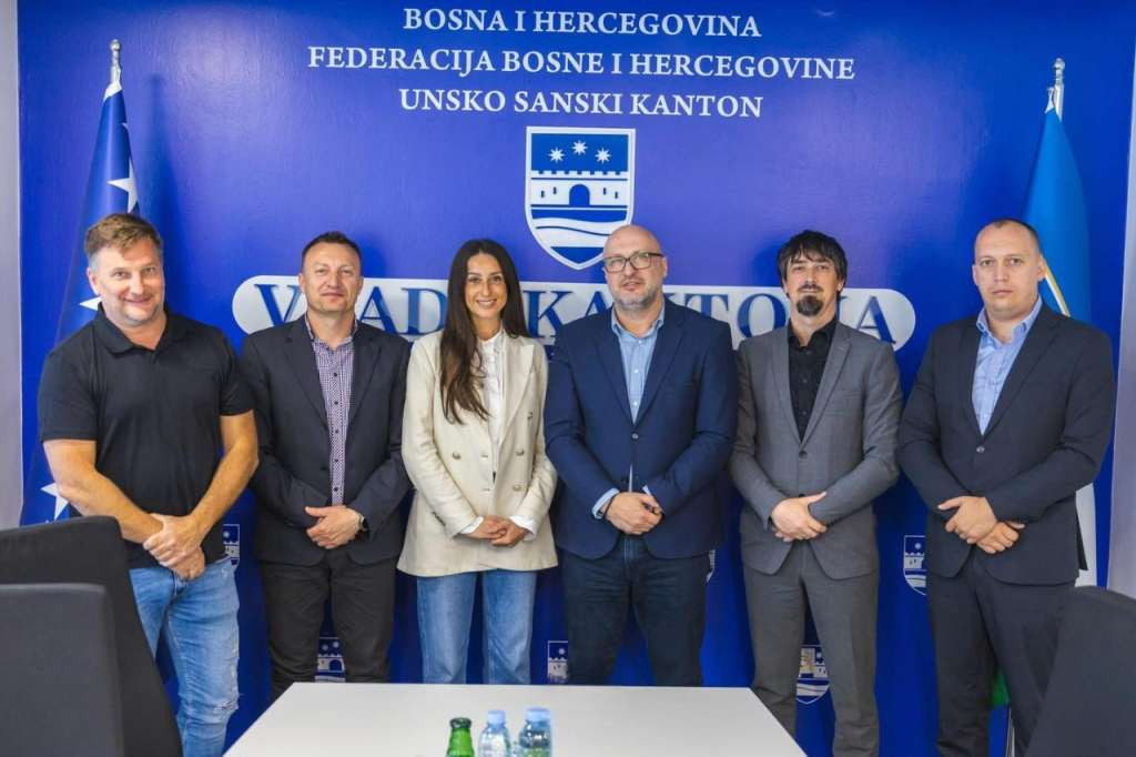 Revijalno izdanje Unske regate kod mosta u Suvaji