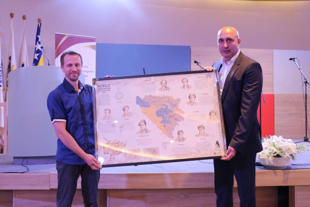 U Fondu memorijala KIS-a predstavljene i podijeljene 'Infografike - Devet heroja oslobodilačkog rata'