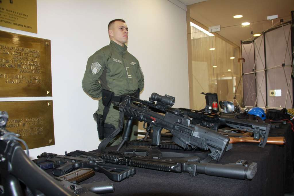 Egzistencijalna naknada u ZDK uvećana na šest KM po mjesecu, stiže novo oružje i oprema za policiju