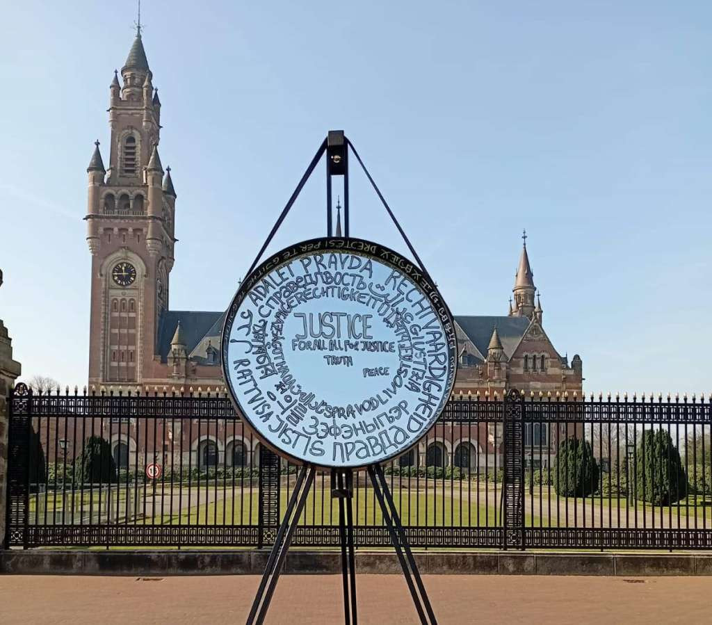 Postavka umjetnika Almira Derviševića ispred Međunarodnog suda pravde u Den Hagu