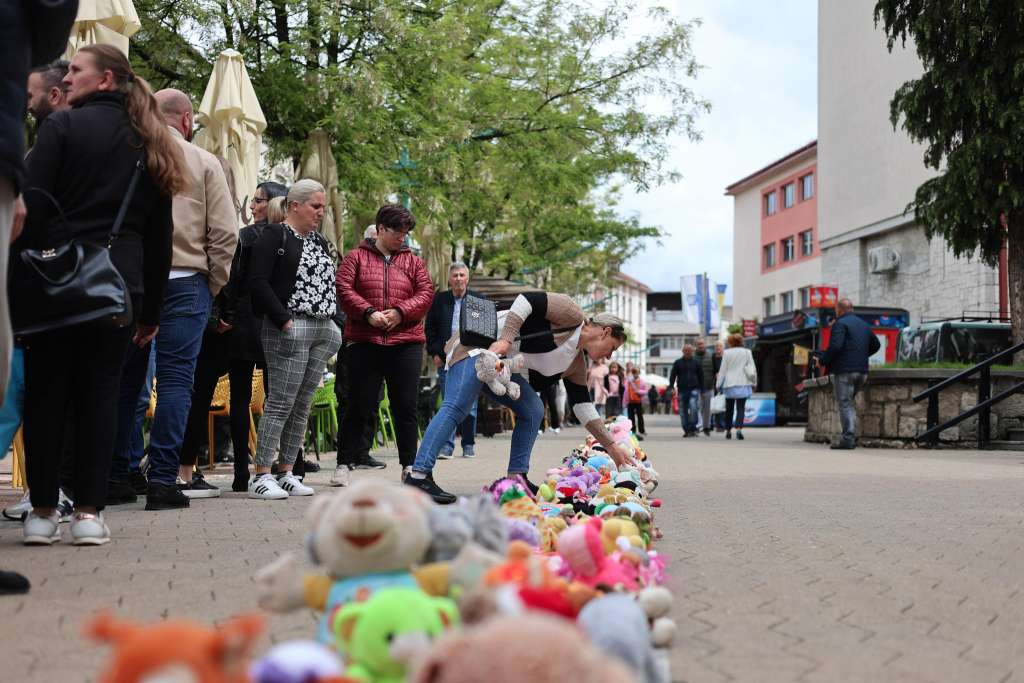 Bihać: U znak sjećanja na 102 djece ubijene tokom rata u Prijedoru