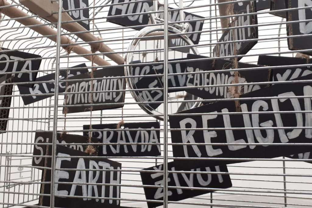 Djelom o kavezu Almir Dervišević ukazuje na univerzalne vrijednosti zarobljene u materijalizmu