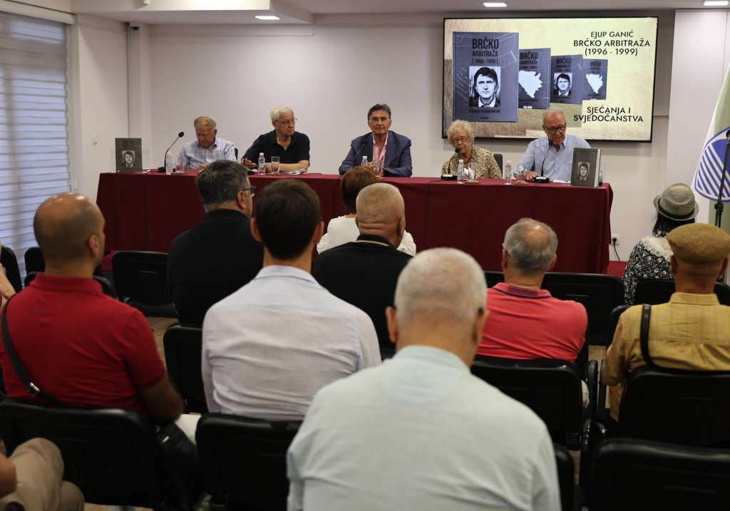 U Mostaru promovirana knjiga Ejupa Ganića 'Brčko Arbitraža (1996-1999)'