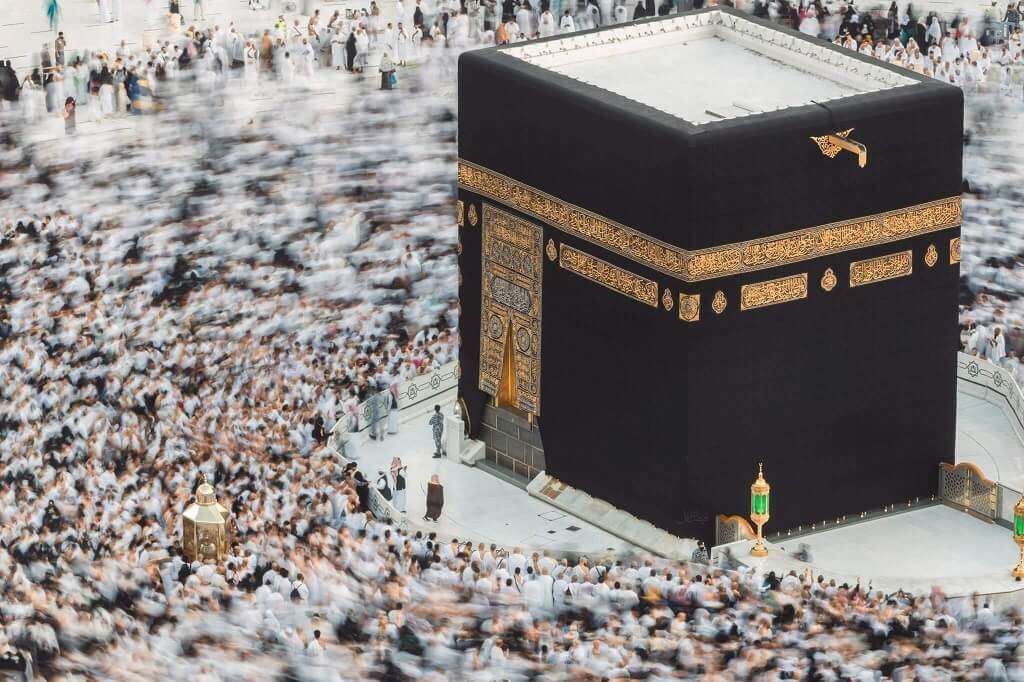 Za početak nove 1445.hidžretske godine Kaba zaodjenuta novim ogrtačem od svile i zlata